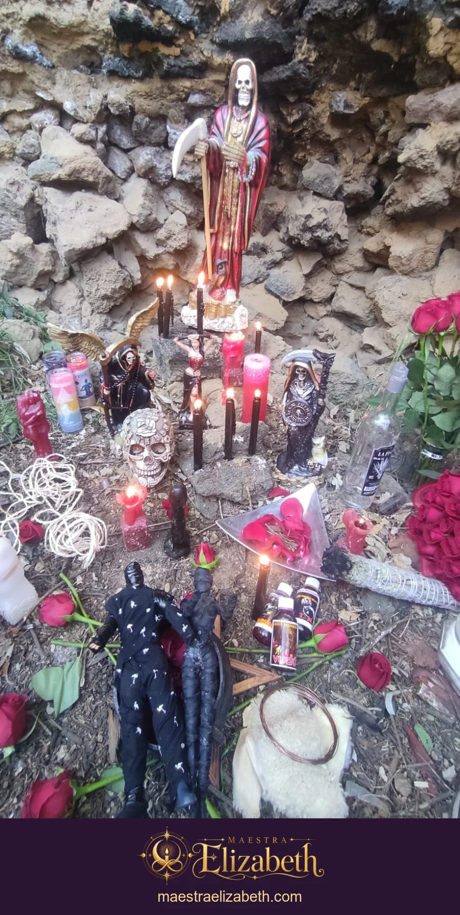 Altar de piedra con ofrendas y veladoras en el altar de Maestra Elizabeth.