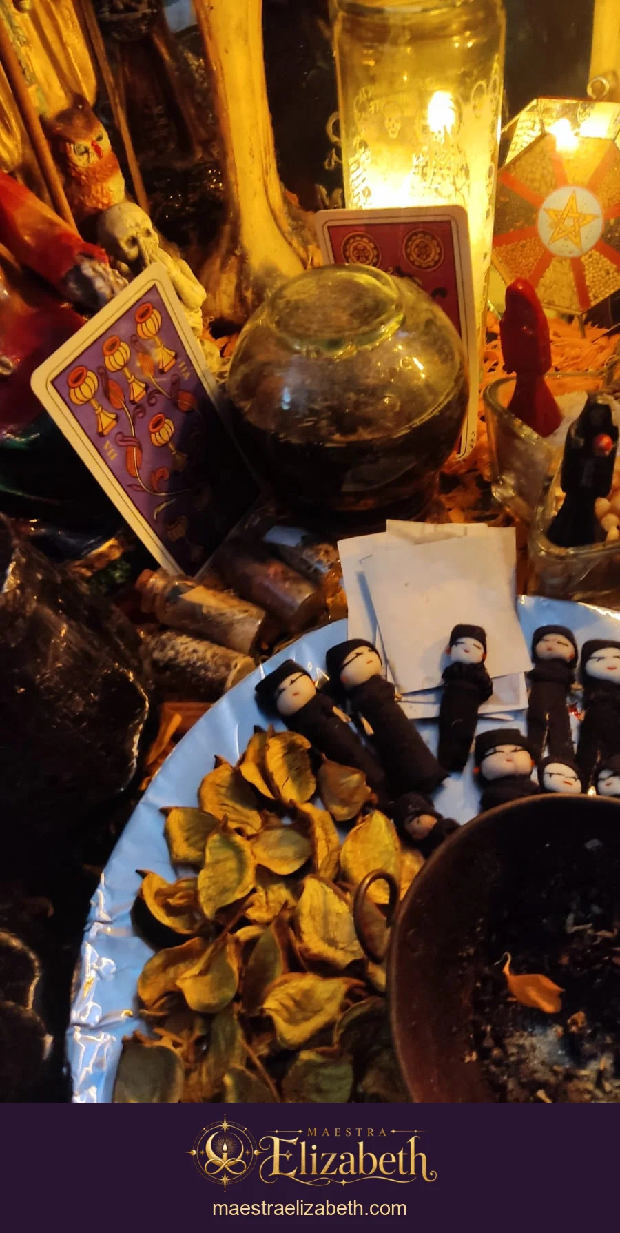 Cartas, veladoras y ofrendas del altar en el altar de Maestra Elizabeth.