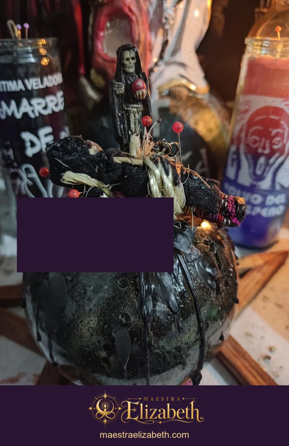 Elementos consagrados y veladoras del ritual en el altar de Maestra Elizabeth.