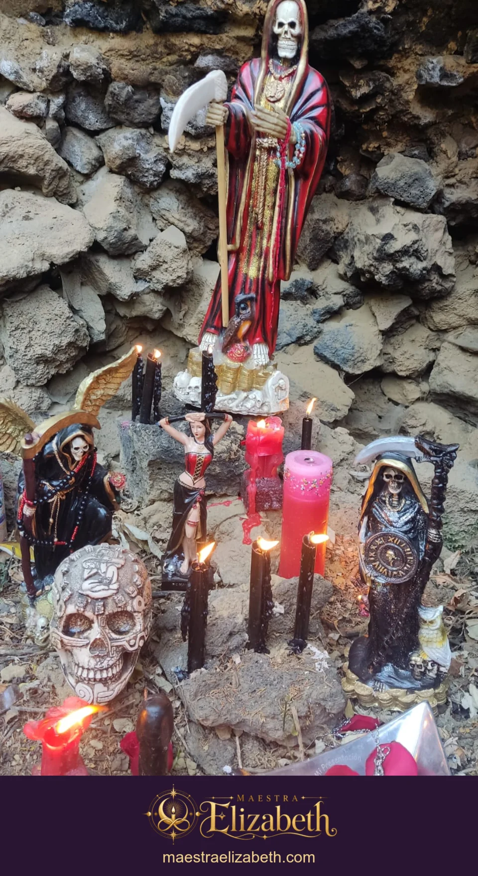 Figura de la Santa Muerte en el altar de piedra en el altar de Maestra Elizabeth.