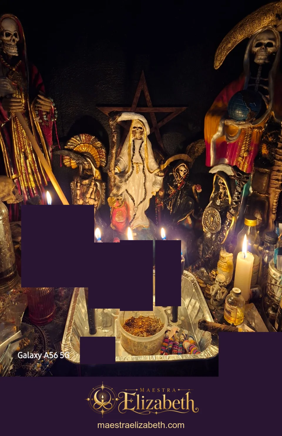 Luz de las veladoras junto a figuras del templo en el altar de Maestra Elizabeth.