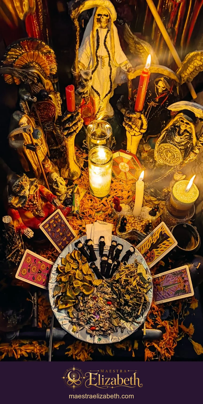 Veladoras, cartas y figuras para rituales de pareja en el altar de Maestra Elizabeth.