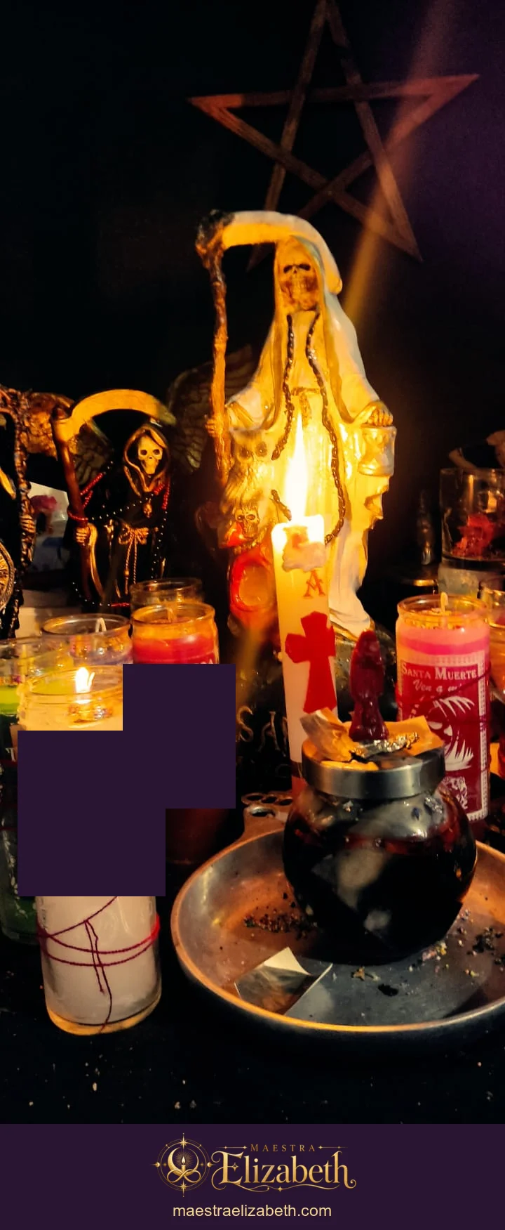 Veladoras encendidas ante la Santa Muerte en el altar de Maestra Elizabeth.