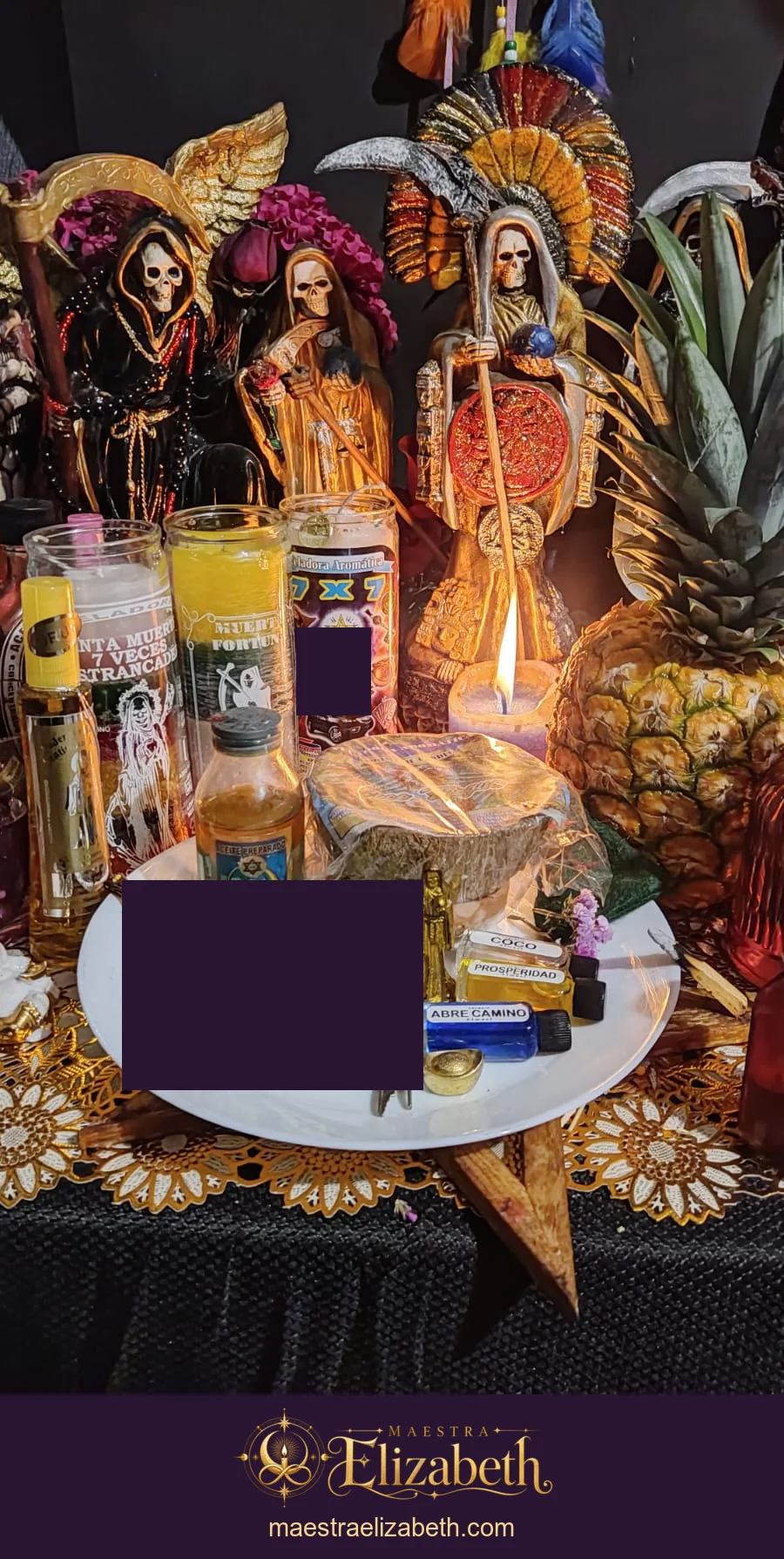 Veladoras, frutas y aceites en el altar en el altar de Maestra Elizabeth.