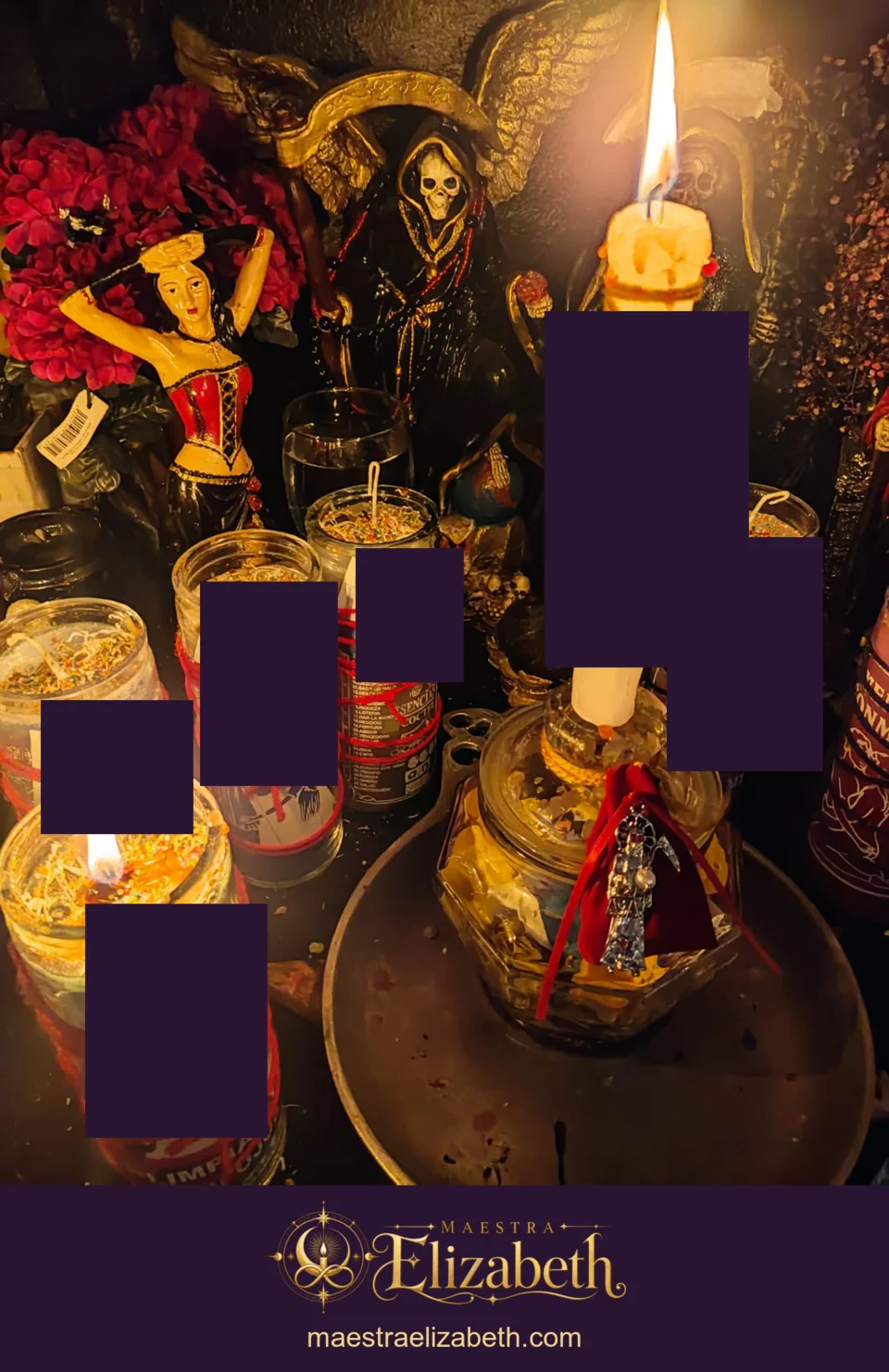 Veladoras rojas junto a figuras del templo en el altar de Maestra Elizabeth.