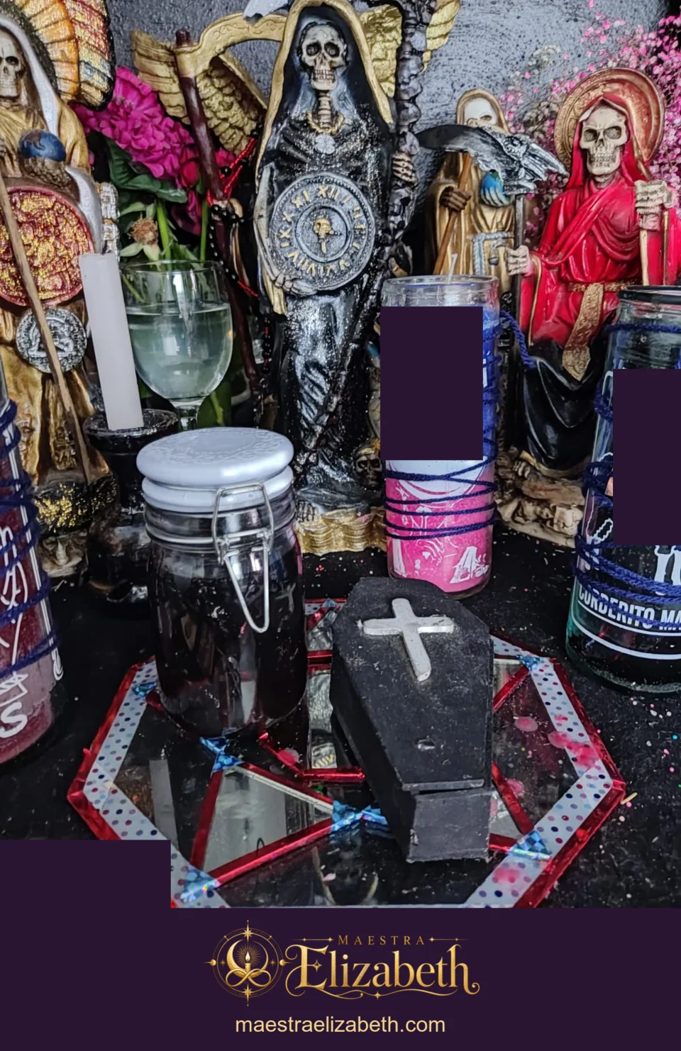 Veladoras y ofrendas frente a la Santa Muerte en el altar de Maestra Elizabeth.